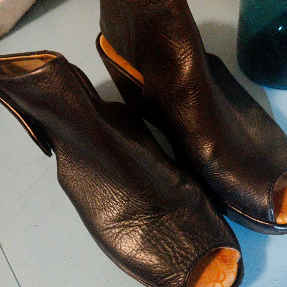 Elegant Black Fly London Peep-Toe Leather Booties